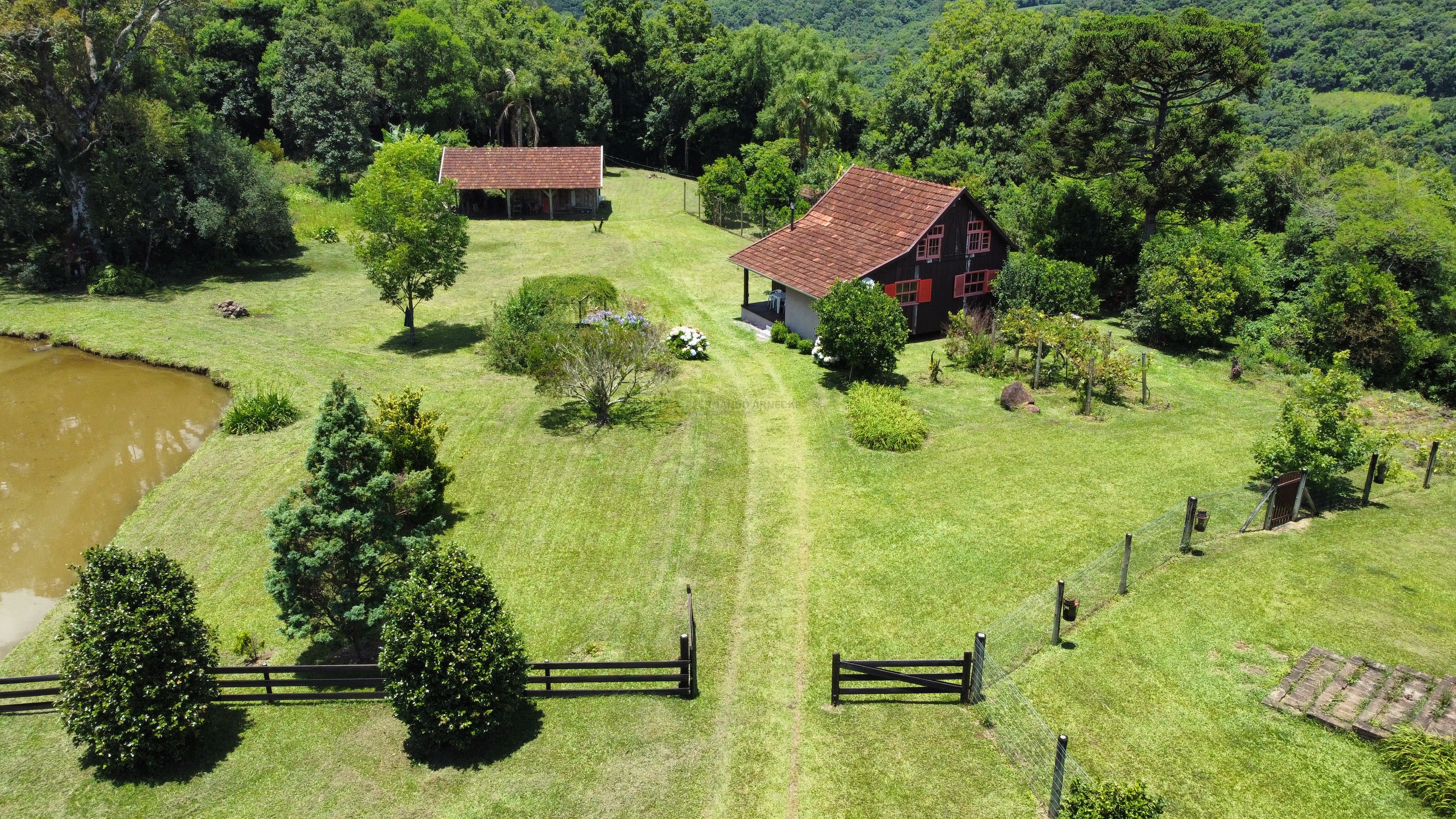 Fazenda à venda com 6 quartos, 140000m² - Foto 1